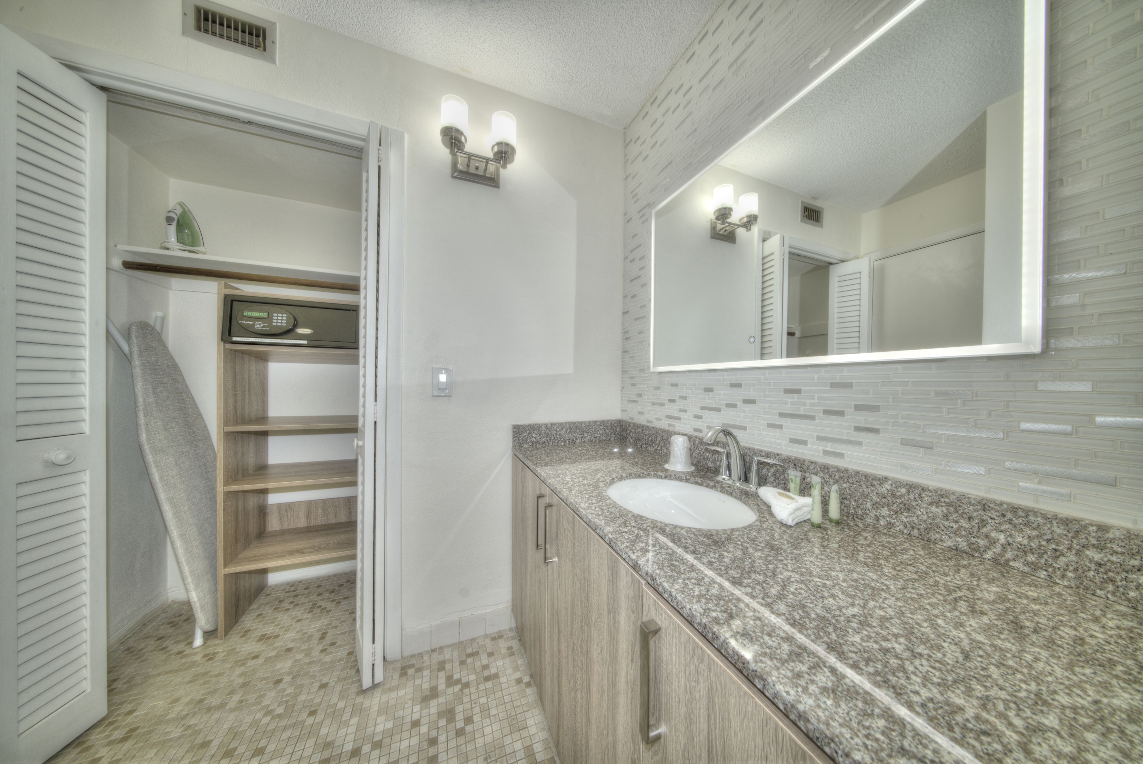 deluxe studio, 1 king bed, kitchen | bathroom | combined shower/bathtub, deep-soaking bathtub, free toiletries