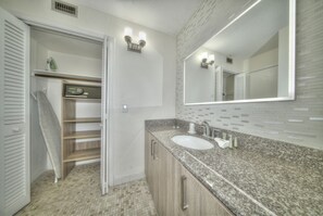 Estúdio luxo, 1 cama King, cozinha | Banheiro | Chuveiro/banheira combinados, banheira de imersão