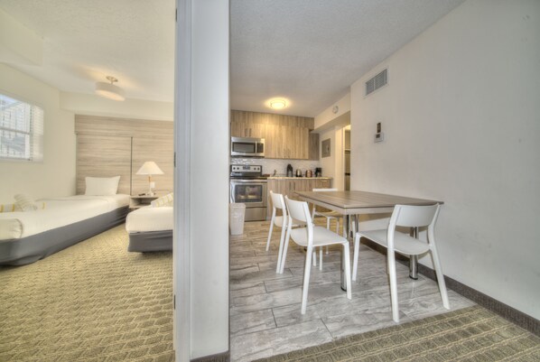 Departamento Deluxe, 2 habitaciones | Área de sala de estar | Televisión de pantalla plana 