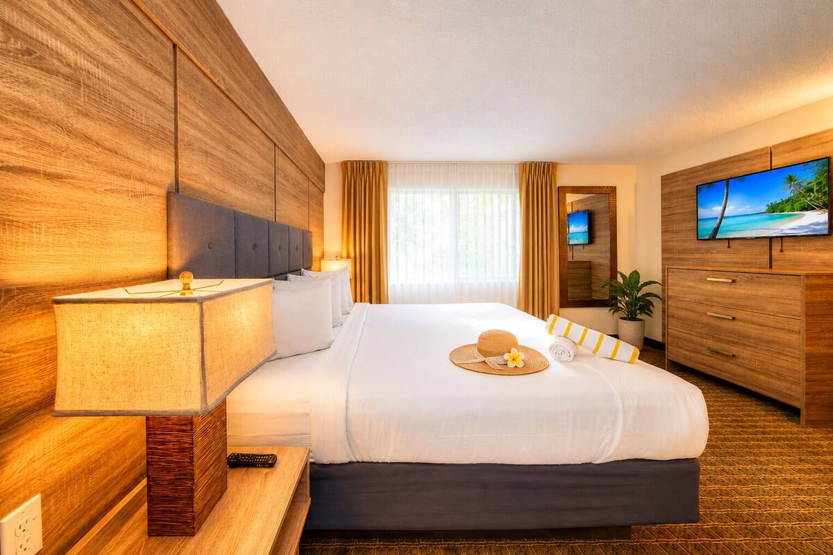 Deluxe kamer, 1 kingsize bed | 1 slaapkamer, luxe beddengoed, een kluis op de kamer, een bureau