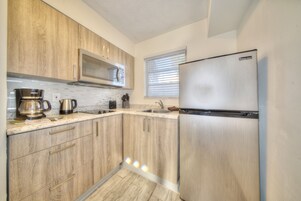 Deluxe Studio, 1 King Bed, Kitchen | Private kitchen | Microwave, coffee/tea maker, electric kettle