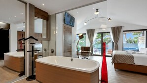 Ein modernes Badezimmer mit einer großen Badewanne, einem Spiegel und einer Duschkabine.