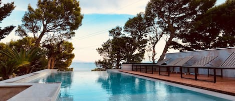 Una piscina al aire libre, una piscina climatizada