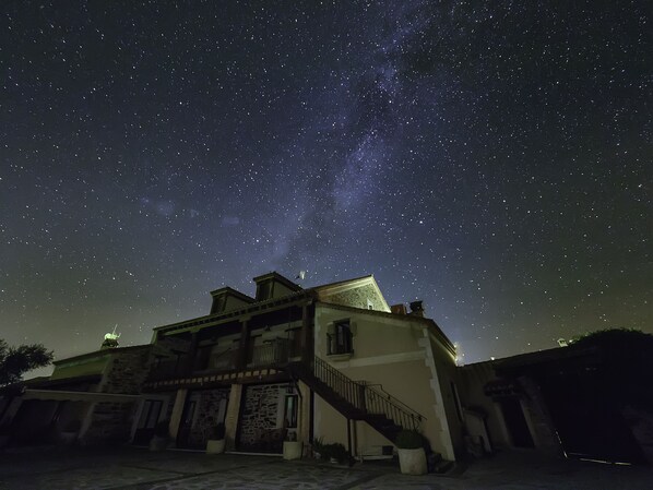 Fachada de la propiedad por la tarde o noche