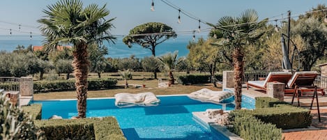 Una piscina al aire libre de temporada, cabañas de piscina gratuitas