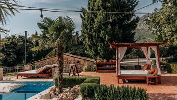 Seasonal outdoor pool, free cabanas, sun loungers