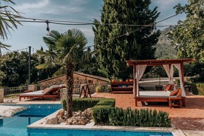 Piscine extérieure (ouverte en saison), cabanons gratuits