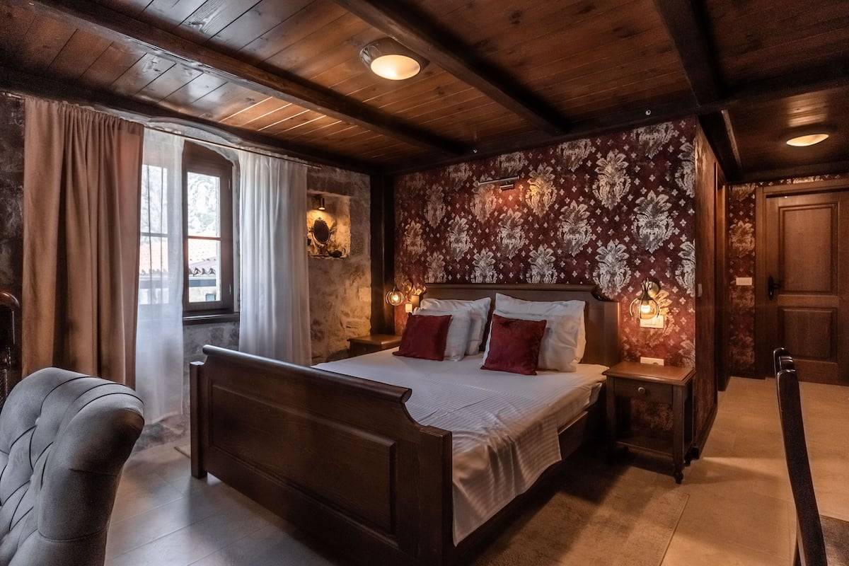3 bedrooms, premium bedding, down duvets, minibar