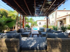 Terrace/patio - Splendid villa Antibes swimming pool, garden, classified 4*, spacious, very good reception. (Antibes)