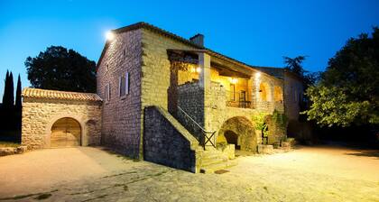 Mas Indépendant sans vis à vis avec 10700m2 de parc clos, 14x4 Piscine chauffée