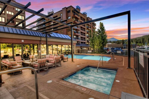 Village at Breckenridge Ski-in/out Unit with Mountain Views and a King Size Bed