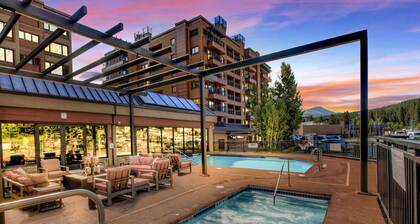 Inmejorables vistas a la montaña y piscinas / jacuzzis a un viaje en ascensor.