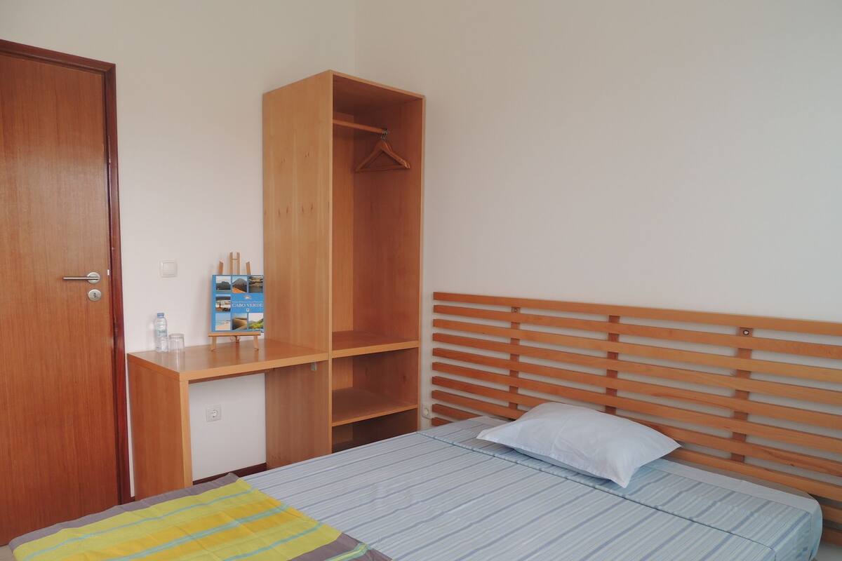 Habitación individual | Cortinas opacas, decoración individual, mobiliario individual