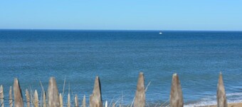 Upea huvila kaikilla mukavuuksilla meren reunassa. Paratiisi! 