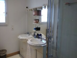 Kylpyamme, hiustenkuivaaja, vessapaperi