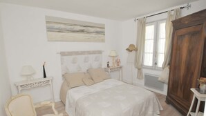 3 soverom, skrivebord, strykejern/-brett og wi-fi (inkludert)