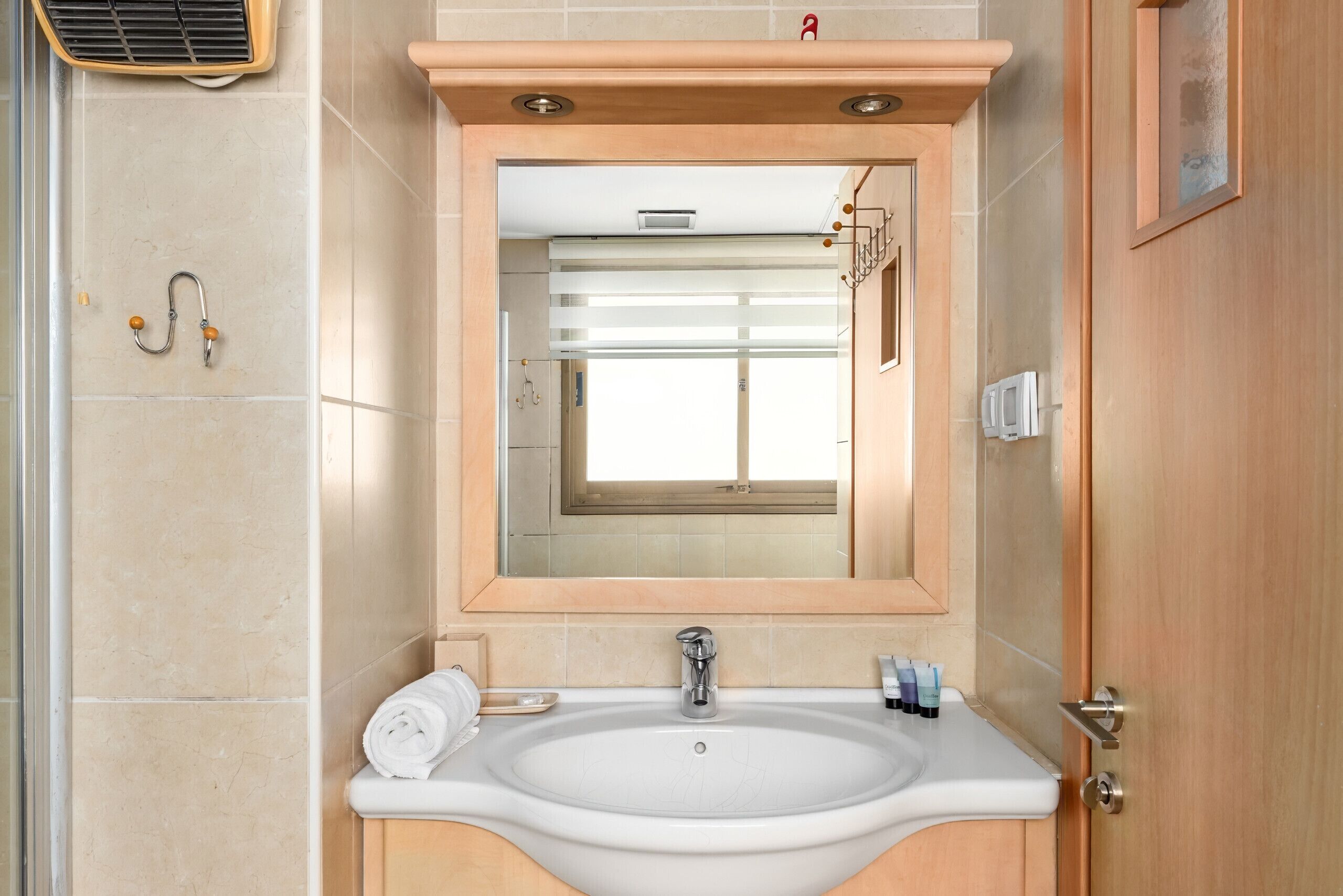 Badewanne, Haartrockner, Handtücher