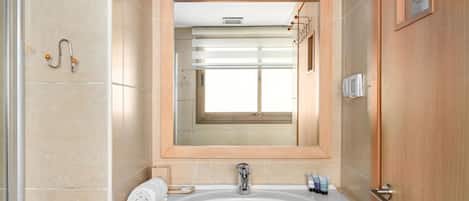 Badewanne, Haartrockner, Handtücher