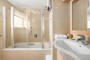 Bathtub, hair dryer, towels - MAMAD Cosy Hideaway steps from Beach by FeelHome (Tel Aviv - Jaffa)