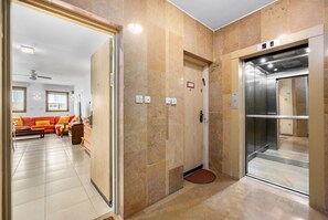 Interior - MAMAD Cosy Hideaway steps from Beach by FeelHome (Tel Aviv - Jaffa)