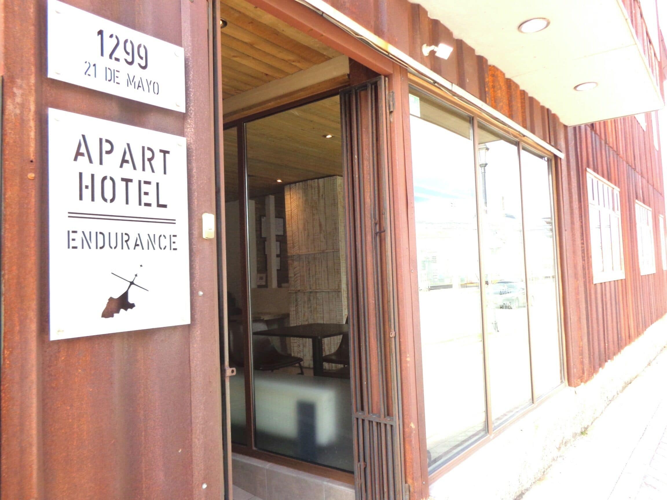 A hotel entrance with a sign indicating 'APART HOTEL' and a date '21 DE MAYO'.