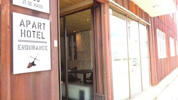 A hotel entrance with a sign indicating 'APART HOTEL' and a date '21 DE MAYO'.
