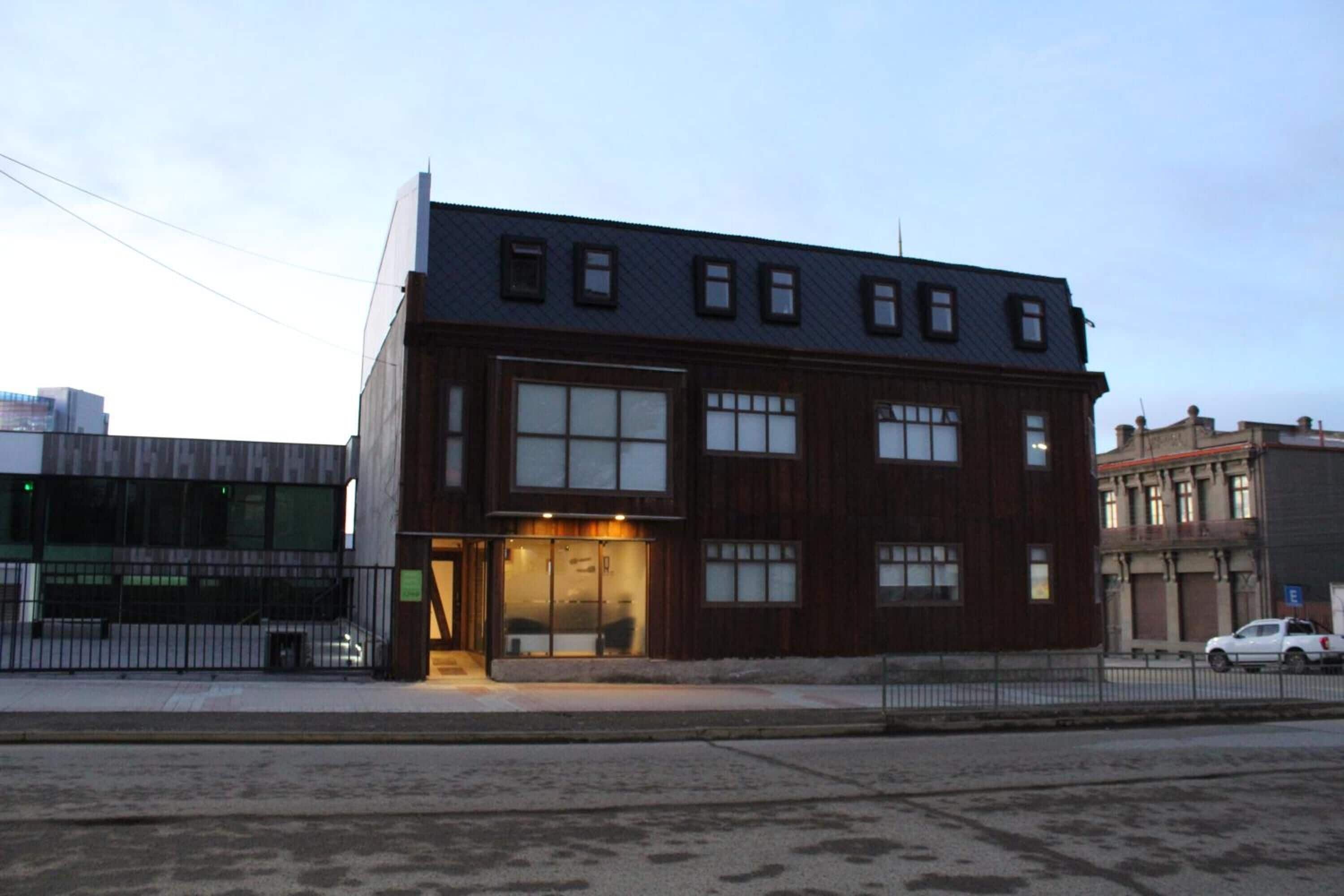 Un edificio moderno con amplios ventanales y techo plano.