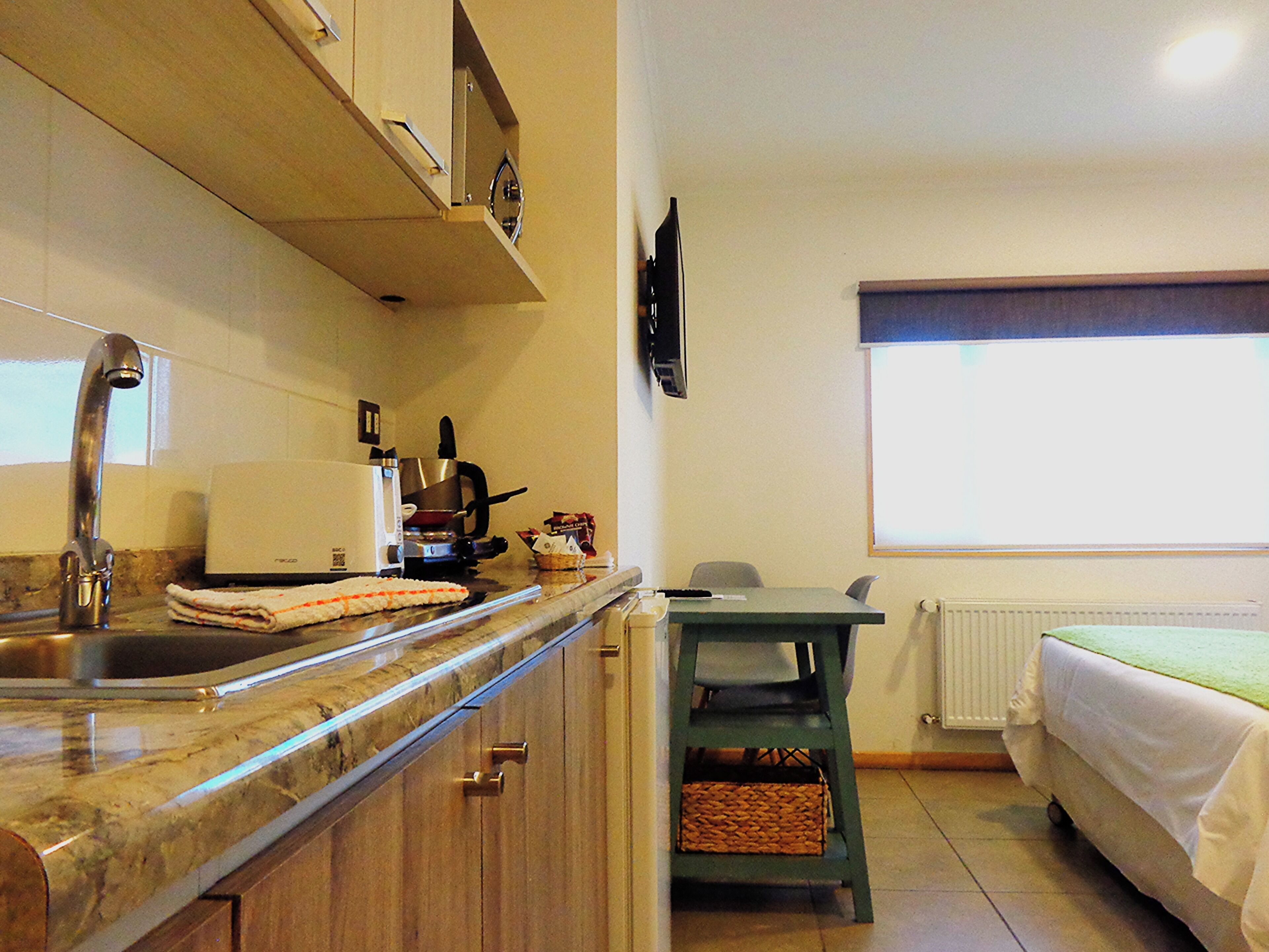 Standaard studio, 1 queensize bed, kitchenette | Privékitchenette | Een koelkast, een magnetron, een waterkoker, een broodrooster