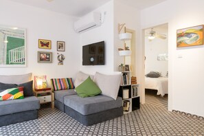 1 bedroom, iron/ironing board, free WiFi, bed sheets - Vintage & Chic with Patio by FeelHome (Tel Aviv - Jaffa)