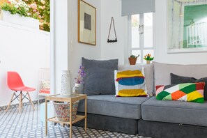 TV - Neve Tzedek Gem Private Patio & Parking | FeelHome (Tel Aviv - Jaffa)