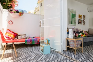 Ein Zimmer mit Bett, Stuhl, Tisch und Fenster.