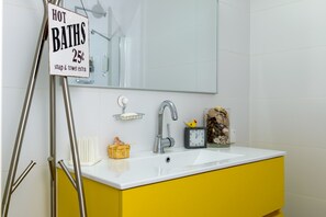 Chuveiro, secador de cabelo, toalhas de banho 