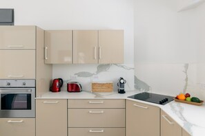 Kühlschrank, Mikrowelle, Ofen, Geschirrspüler