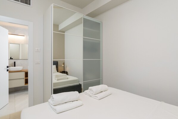 3 bedrooms, iron/ironing board, free WiFi, bed sheets - MAMAD Elegant Duplex with XL Patio by FeelHome (Tel Aviv - Jaffa)