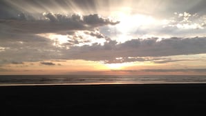 På stranden