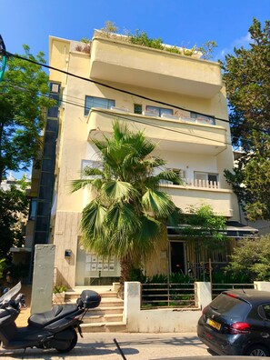 Exterior - Lovely 2BR with Balcony at Gordon Beach by FeelHome (Tel Aviv - Jaffa)