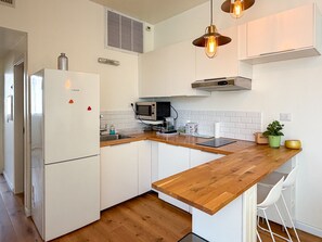 Fridge, microwave, oven, dishwasher - Lovely 2BR with Balcony at Gordon Beach by FeelHome (Tel Aviv - Jaffa)