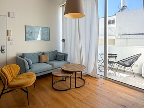 TV - Lovely 2BR with Balcony at Gordon Beach by FeelHome (Tel Aviv - Jaffa)