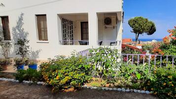 Condo, 2 Bedrooms, Partial Sea View, Garden Area (3 No) | Garden view