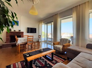 Panoramic-Apartment, 2 Schlafzimmer, Küche, Meerblick (4 No) | Wohnzimmer | Flachbildfernseher