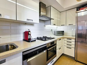 Fridge, microwave, oven, dishwasher - MAMAD Upscale Family Home with Balcony, Parking next to Beach by FeelHome (Tel Aviv - Jaffa)