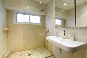 Dusche, Haartrockner, Handtücher, Toilettenpapier