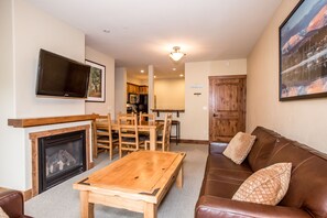 Smart TV, caminetto, lettore DVD