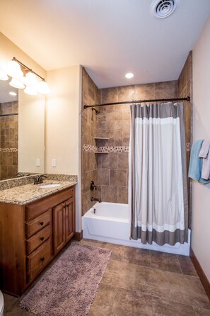 Combinazione doccia/vasca, asciugacapelli, asciugamani