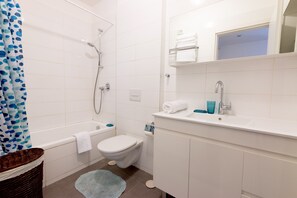 Baignoire, séchoir à cheveux, serviettes fournies
