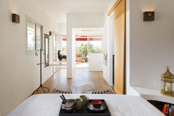 4 bedrooms, iron/ironing board, free WiFi, bed sheets