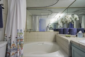 Haartrockner, Handtücher, Seife, Toilettenpapier