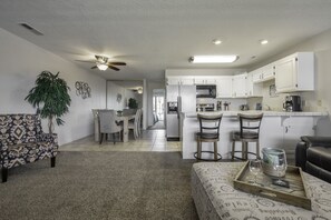 Kjøleskap, mikrobølgeovn, kokeplater og oppvaskmaskin