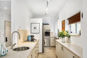 Réfrigérateur, micro-ondes, four, lave-vaisselle