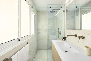 Bruser, gratis toiletartikler, hårtørrer, håndklæder